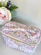 Load image into Gallery viewer, Kiss &amp; Makeup Cosmetic Bag
