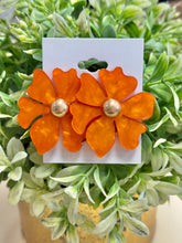 Load image into Gallery viewer, Resin Flower Studs