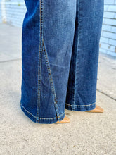 Load image into Gallery viewer, The Fiona Belvue Jeans